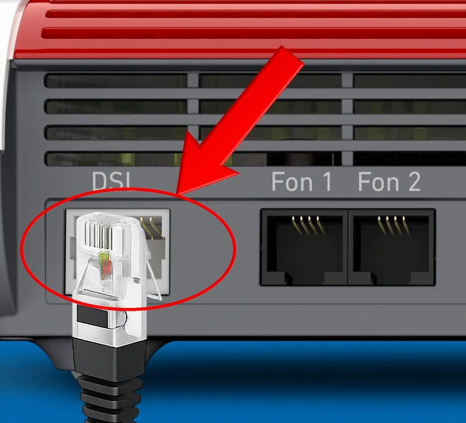 Mit Pfeil markierte DSL-Buchse einer FRITZ!Box und eingeblendeter Kabelstecker